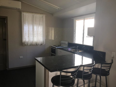 Goondihill Hotel - Swimm 2