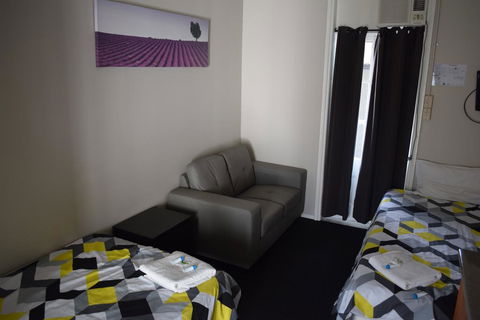 Grand Hotel Mount Morgan - Renee 0