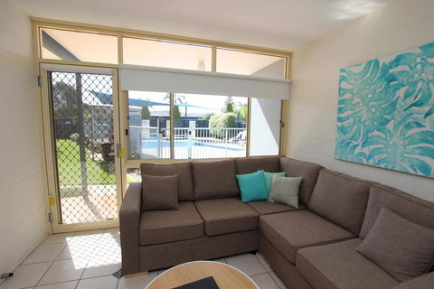 Grandeur Holiday Units - Swimm 2