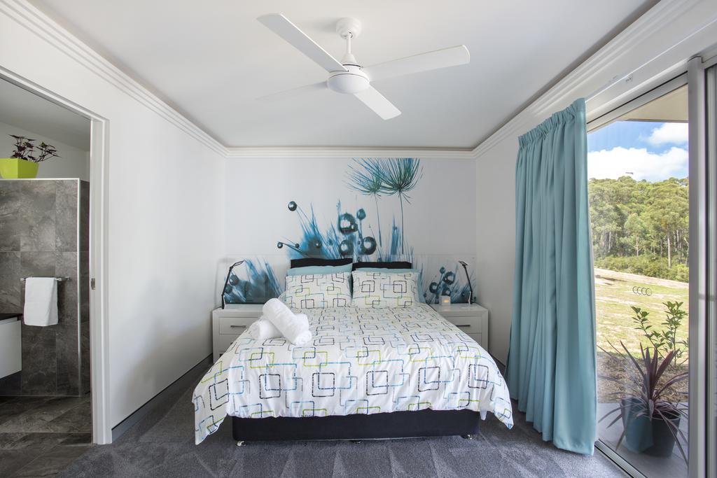 Accommodation East Lynne NSW Swimm