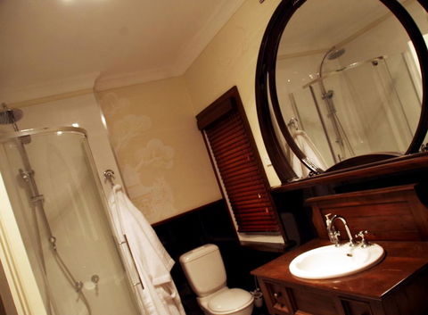Henrietta's Country House - Renee 1