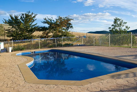 Hermitage Hill Country Retreat - Swimm 1