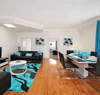 Hidden Gem in Cafe Strip Chadstone  King Bed - Swimm