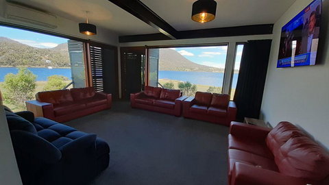Hobart Waterfront Luxury Retreat - Qld Realsetate 3