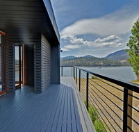 Hobart Waterfront Luxury Retreat - Qld Realsetate
