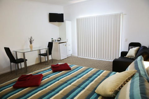 Honeybee - Country Accommodation - Renee 0