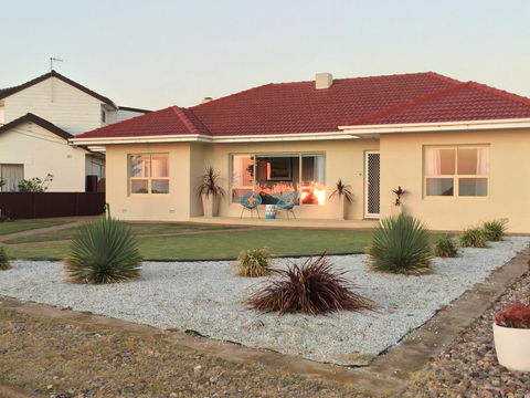 Jewel Of The South Beachside Holiday Rental - Petrol Stations 0
