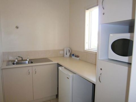 Kellys Motel Oakey - Petrol Stations 2