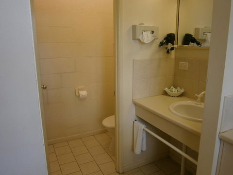 Kellys Motel Oakey - Petrol Stations 3