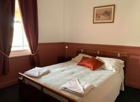 Kellys Top Pub - Renee 1