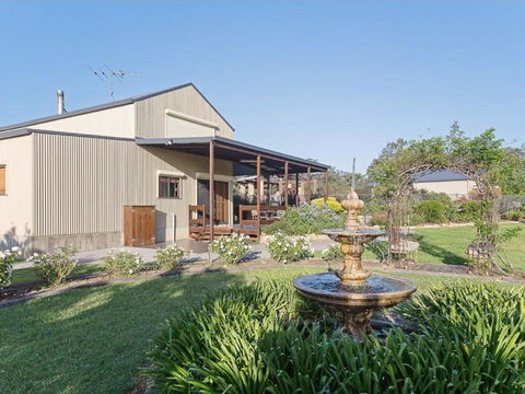 Kelman Cottage - Tucked Away With Pool + Native Wildlife - Petrol Stations 1