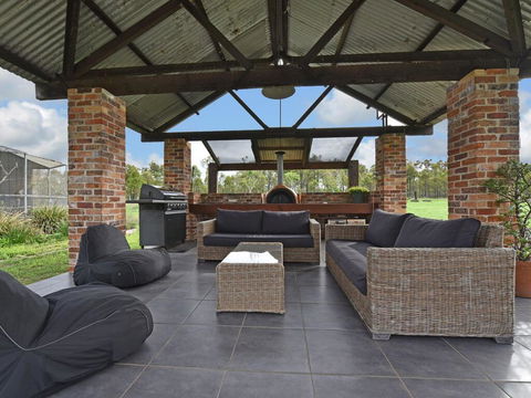 Kelman Cottage - Tucked Away With Pool + Native Wildlife - Petrol Stations 0
