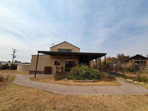 Kelman Cottage - Tucked Away With Pool + Native Wildlife - Petrol Stations 2