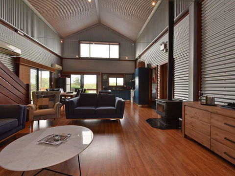 Kelman Cottage - Tucked Away With Pool + Native Wildlife - Petrol Stations 3