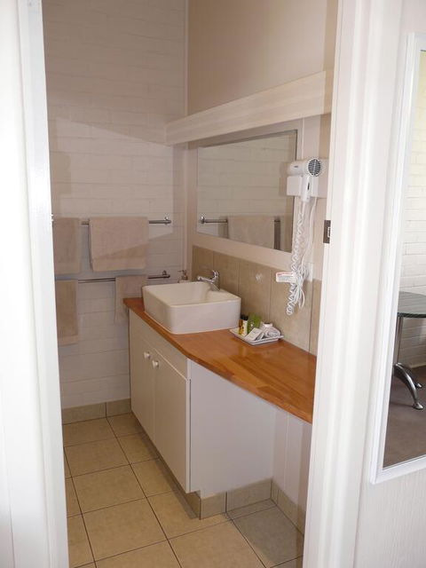 Lake Bolac Motel - Renee 2