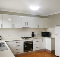 Large 5-Bedroom House with Wifi  Netflix Close to Taronga Western Plains Zoo - Petrol Stations