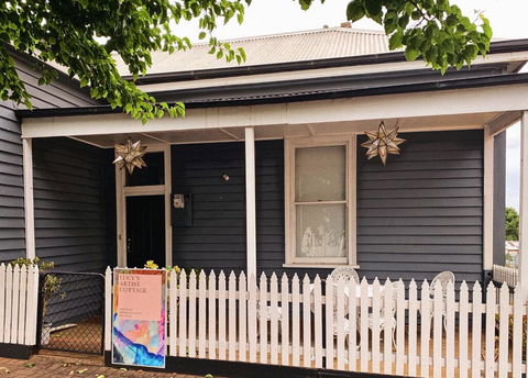 Lucys Artist Cottage - Internet Find 0