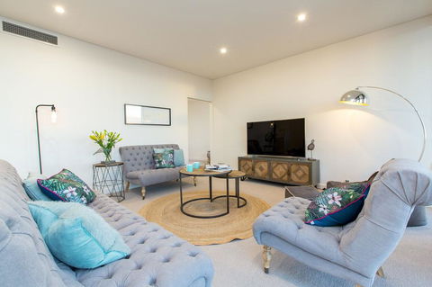 Luxury Four Bedroom Apartment - Internet Find 0