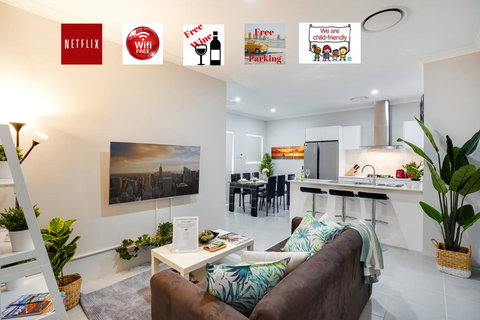 LUXURY HOUSE 10 MIN FROM BEACH WIFI+NETFLIX SLEEP 9 - Renee 0