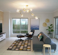 Luxury Waterfront Villa in Sanctuary Lakes - Internet Find