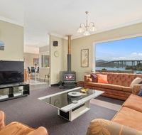 Manfield City Waterfront View Cottage - Internet Find