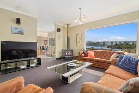 Manfield City Waterfront View Cottage - Internet Find 0