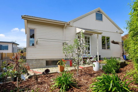 Manfield City Waterfront View Cottage - Internet Find 2