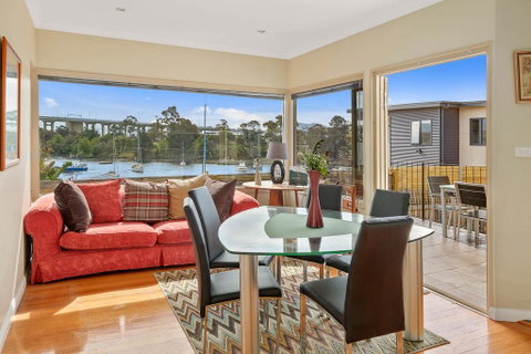 Manfield City Waterfront View Cottage - Internet Find 3