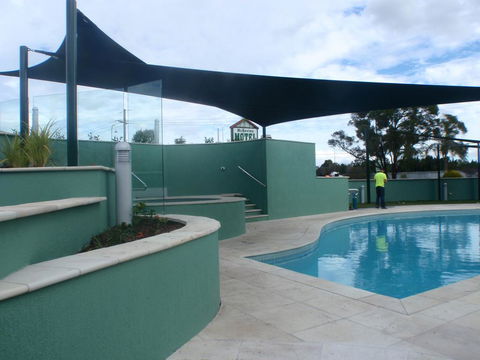 McNevins Logan Park Motel - Swimm 2
