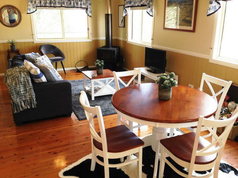 Milford Country Cottages - Renee 2