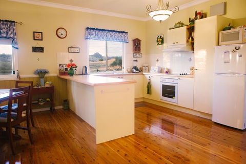 Milford Country Cottages - Renee 3