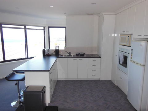 Modern Hobart Apartment With Stunning Views - Renee 2
