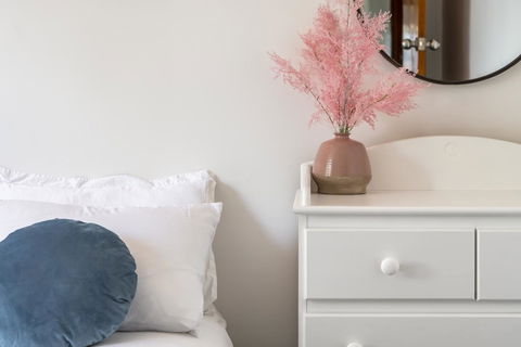 Moonah House-10 Mins To CBD & MONA, 4BR, 2 BATH, Great View, Park 3 Cars, Sleep 11, King Bed, En-suite - Internet Find 1