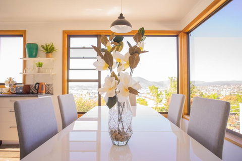 Moonah House-10 Mins To CBD & MONA, 4BR, 2 BATH, Great View, Park 3 Cars, Sleep 11, King Bed, En-suite - Internet Find 0
