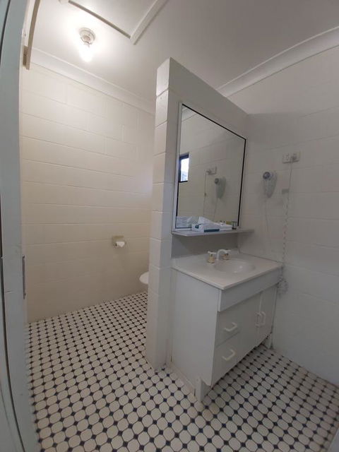 Motel Ingham - Renee 3
