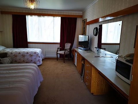Motel Mayfair On Cavell - Renee 1