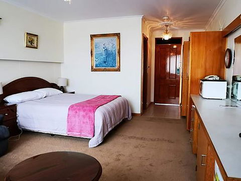 Motel Mayfair On Cavell - Renee 2