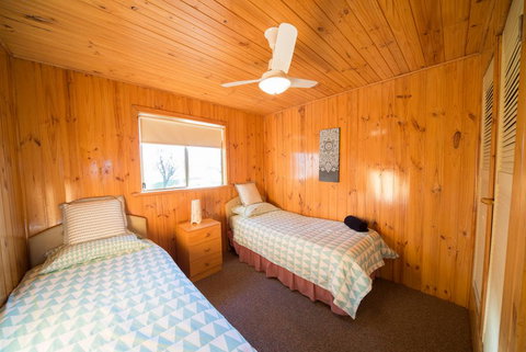 Mundic Waterfront Cottages - Qld Realsetate 3