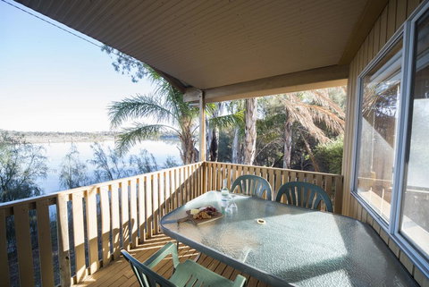 Mundic Waterfront Cottages - Qld Realsetate 0