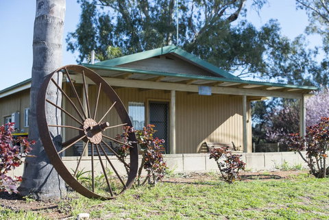 Mundic Waterfront Cottages - Qld Realsetate 1