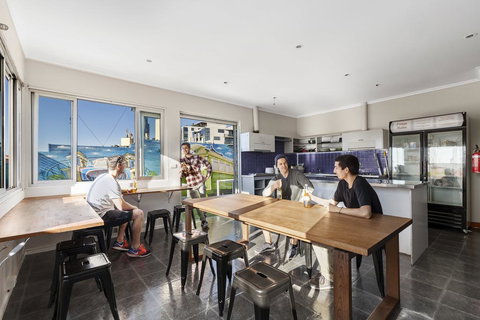 Nate's Place Backpackers Melbourne - Swimm 2