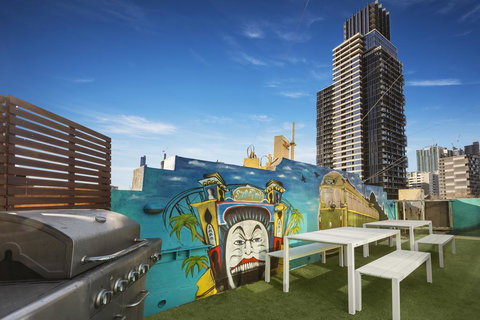 Nate's Place Backpackers Melbourne - Swimm 1