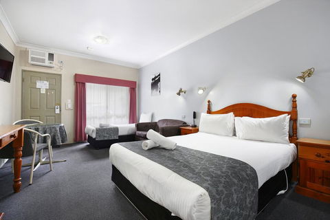 New England Motor Inn - Renee 2