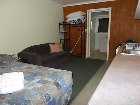 Oakridge Motel Tourist Park - Petrol Stations 0