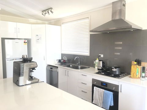 Page Fresh 3BR House, Free WiFi, Netflix, Parking - Qld Realsetate 2