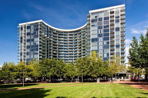 Perfectly Located Modern Apartment - Canberra CBD - Internet Find 2