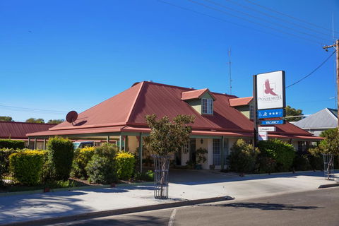 Pioneer Motel Goondiwindi - Renee 0