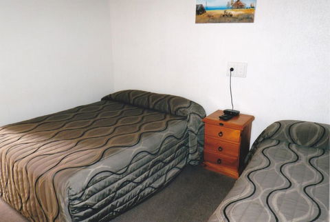 PRECINCT HOTEL GLADSTONE - Internet Find 2