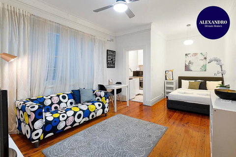 Quiet Art Deco - Cafe Central - Qld Realsetate 0