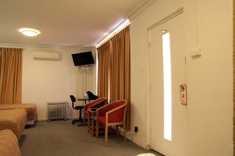 Rainbow Motel - Swimm 2